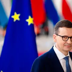 Mateusz Morawiecki w okularach, na tle flag UE. Czy to moment, kiedy Morawiecki podpisał zielony ład?