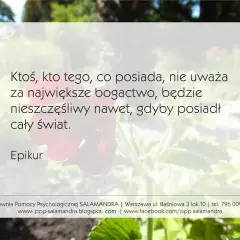 Cytat Epikura o bogactwie i szczęściu, kontrastujący z epikureizmem a stoicyzmem. Tło z kwiatami.