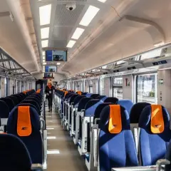Wnętrze nowoczesnego wagonu PKP. Zastanawiasz się, ile kosztuje bilet do Krakowa PKP? Sprawdź ceny i podróżuj komfortowo.