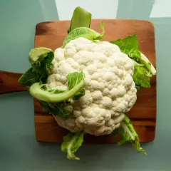Kalafior na desce. Czy pies może jeść kalafior? Tak, ale z umiarem.