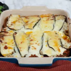 En ugnsbakad moussaka zeina med aubergine och smält ost. En härlig rätt som ser otroligt god ut.
