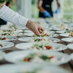 Catering na 50 osób: Ile kosztuje i jak mądrze zaplanować budżet?