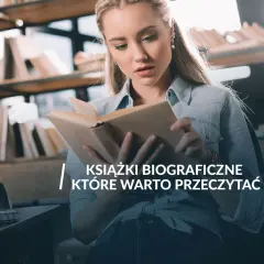 Młoda kobieta czyta książki biograficzne bestsellery, siedząc w bibliotece.
