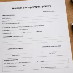 Wniosek o urlop wypoczynkowy. Dokument zawiera pola na dane pracownika, termin urlopu, uzasadnienie, podpisy i akceptację przełożonego. To ważny krok przed planowanym urlopem.