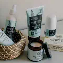 Hudvårdsprodukter med aloe vera, inklusive kräm, spray och gel. Perfekt för att lugna huden efter solning.