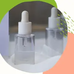 Szklane buteleczki z pipetką, pełne przejrzystego serum. Delikatny zapach, być może z nutą hexyl cinnamal, otula skórę.
