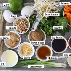Składniki do pad thai: makaron ryżowy, jajka, orzeszki ziemne, masło orzechowe, olej, czosnek, zielona cebulka, kiełki fasoli, kolendra, cukier brązowy, sos sojowy, sos rybny, ocet ryżowy, sriracha, marchewka i papryka.