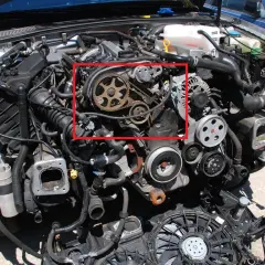 Motor de coche con correa de distribución marcada. ¡15 años sin cambiar correa distribución!