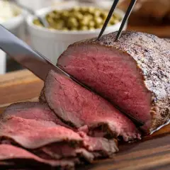 Roast beef succulento affettato, pronto per essere gustato. Una perfetta roast beef ricetta in pentola per un pranzo speciale.