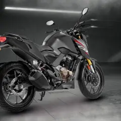 Honda CB300F negra, lista para la aventura urbana. Diseño moderno y ágil.
