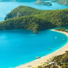 Turkusowe morze, zielone wzgórza i piaszczysta plaża. Idealne miejsce, by sprawdzić, gdzie w Europie jest ciepło w grudniu.