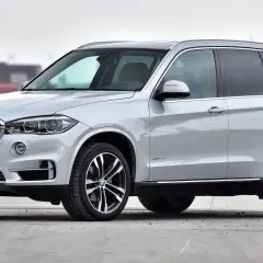 Srebrny BMW X5, SUV z charakterystyczną atrapą chłodnicy. Idealny do poznania jego bmw x5 dane techniczne.
