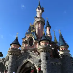 Zamek w Disneyland Paris, marzenie o zakupie biletów do krainy magii.