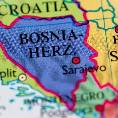 Mapa pokazuje, gdzie leży Bośnia i Hercegowina, między Chorwacją a Serbią, nad Adriatykiem. Widać stolicę Sarajewo.
