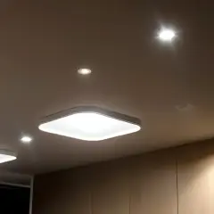 Techo con varias lámparas LED, incluyendo una lámpara LED rectangular grande y otras más pequeñas.
