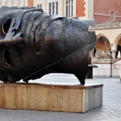 Rzeźba Igora Mitoraja na Rynku w Krakowie – kontrowersje i historia
