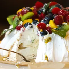 Ein köstliches Pavlova-Rezept mit frischen Beeren, Kiwi und Passionsfrucht. Perfekt für jeden Anlass!