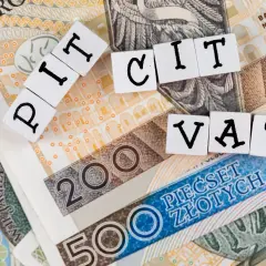 Klocki z napisami PIT i VAT leżą na banknotach 200 i 500 zł. To wzór remanentu likwidacyjnego.