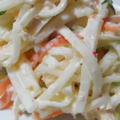 Cremiger Krautsalat mit Karottenstreifen, ein klassisches rezept coleslaw original. Frisch und lecker!