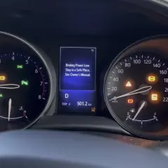 Varning för låg bromseffekt på Toyota C-HR. Flera varningslampor lyser, inklusive ABS och bromssystemet.