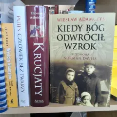 Okładka książki "Kiedy Bóg odwrócił wzrok" z portretem dzieci. Obok inne tytuły: "Putin człowiek bez twarzy", "Krucjaty", "Wyścig kłamstw".