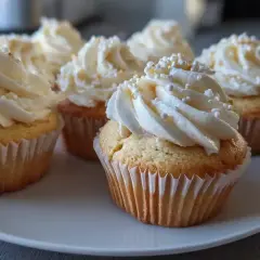 Fluffiga mini cupcakes med vit frosting och strössel. Perfekt för ett enkelt mini cupcakes recept.