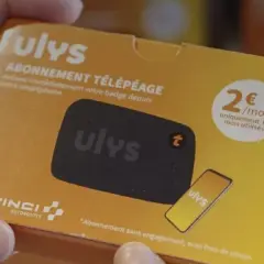 Boîte d'abonnement télépéage Ulys Vinci. Le badge est activable via smartphone. La durée de vie du badge télépéage Vinci est illimitée tant qu'il est utilisé.