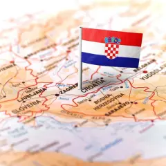 Chorwacka flaga na mapie Europy Środkowej, zaznaczona trasa przez Austrię i Słowenię.