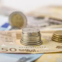 Stos monet na banknocie 50 euro.