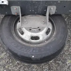 Przebita opona w Traficu? Jak wyjąć koło zapasowe bez stresu