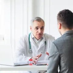 Przepuklina jaki lekarz – kogo wybrać, aby uniknąć bólu?