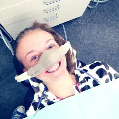 Jak działa gaz rozweselający u dentysty i jak wpływa na komfort pacjenta