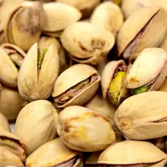 Mnóstwo łuskanych pistacji, które choć botanicznie są pestkowcami, często traktujemy jako orzechy.