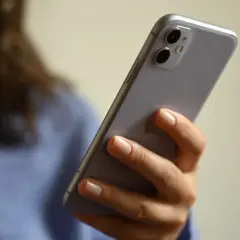 Frau hält Handy, fragt sich: "Angeblich Lotto-Abo abgeschlossen, was tun?