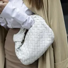 Czy białe torebki są modne? Poznaj najnowsze trendy i stylizacje