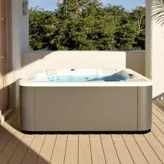 Marzysz o relaksie? Wanna spa jacuzzi na tarasie z widokiem na zieleń zaprasza do błogiego odpoczynku.