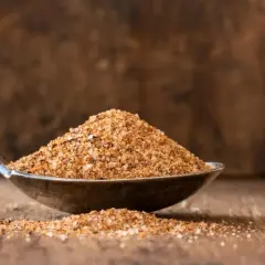 Łyżka pełna aromatycznej przyprawy cajun, gotowa do nadania potrawom południowego charakteru.