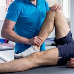 Fizjoterapeuta vs rehabilitant: Kto leczy, a kto wspiera?