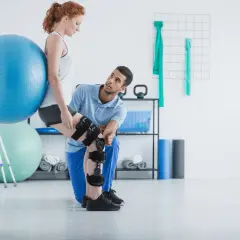Skuteczna rehabilitacja po endoprotezie kolana: ćwiczenia i porady