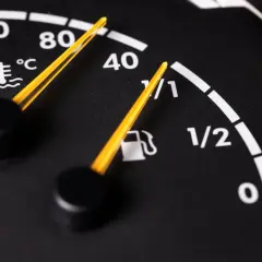 Wskaźnik temperatury silnika pokazuje optymalną temperaturę, a wskaźnik paliwa jest bliski połowy. Żółta kontrolka płynu chłodniczego jest wyłączona.