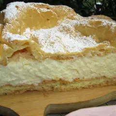 Kawałek karpatki z kremem, posypana cukrem pudrem. Ten stary przepis na karpatkę to klasyka.
