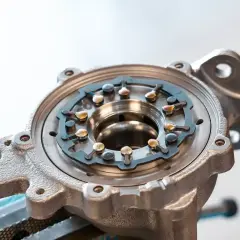 Metalowa obudowa turbiny w dieslu z widocznymi łopatkami zmiennej geometrii, gotowa do montażu.