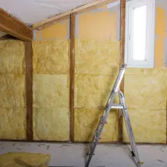 Izolacja z wełny mineralnej na ścianie szczytowej, gotowa do dalszych prac.