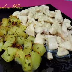Raxo de pollo cremoso con patatas asadas y hierbas. Un plato casero que invita a disfrutar.