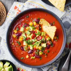Zupa meksykańska Ani Gotuje: aromatyczna, z awokado, kukurydzą, fasolą i nachos.