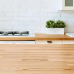 Plan de travail en bois clair, prêt à être vitrifié pour une cuisine moderne et fonctionnelle.