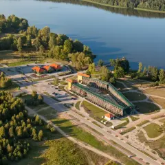 Gołdap uzdrowisko: imponująca tężnia solankowa i jezioro otoczone zielenią.