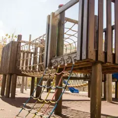 Jak zbudować bezpieczny drewniany plac zabaw? Poradnik Izabeli Sadowskiej