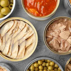 Vielfalt an Konserven: Oliven, Sauce, Mais, Fisch und Bohnen – alles **processor food** für schnelle Mahlzeiten.