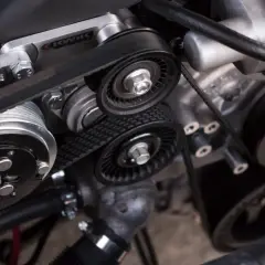 Silnik z paskami i kołami pasowymi, część auto complex Adam Woźniak.